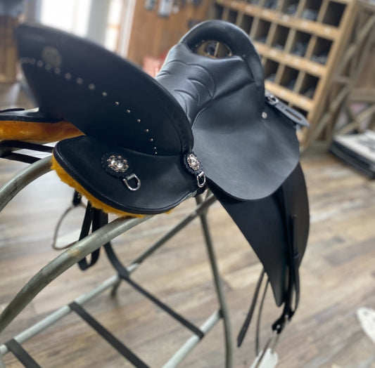 Amish Crafted NEW South Fork Trading Co’s “The Elite” Saddle w/ Cheyenne Roll 17”