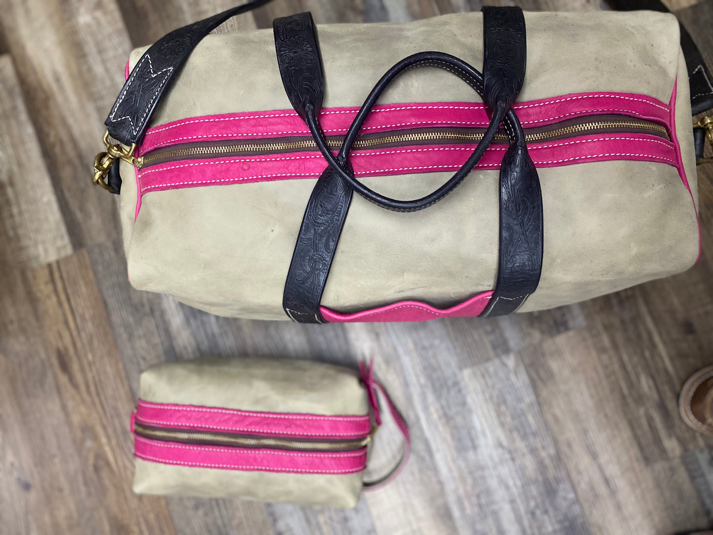 Amish Crafted “Queen of the Road” SET Rectangular Shaped All Leather Toiletries Bag & Large Duffle