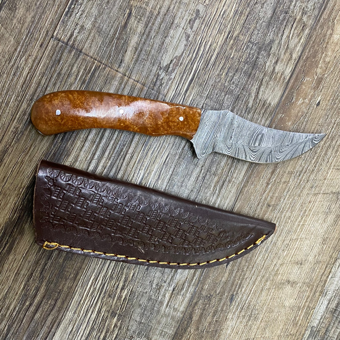 NEW Hand Crafted Wild Horse Golden Resin Handle Damascus Knife With Leather Sheath