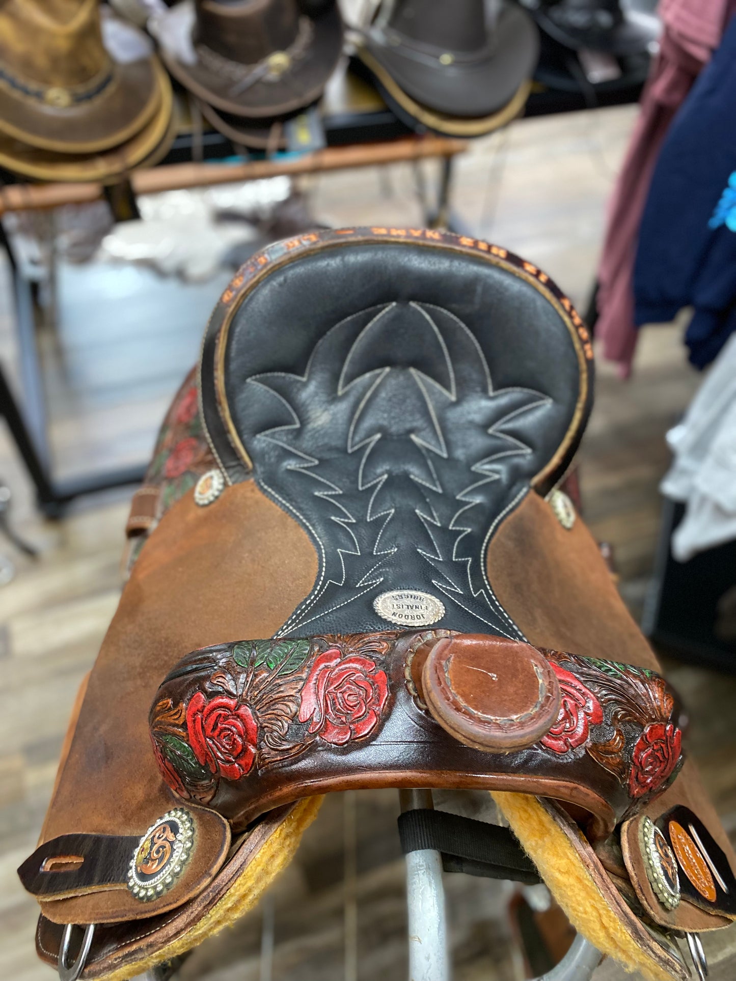 Lightly Pre-Loved Shiloh Finalist Custom Barrel Saddle 14.5”