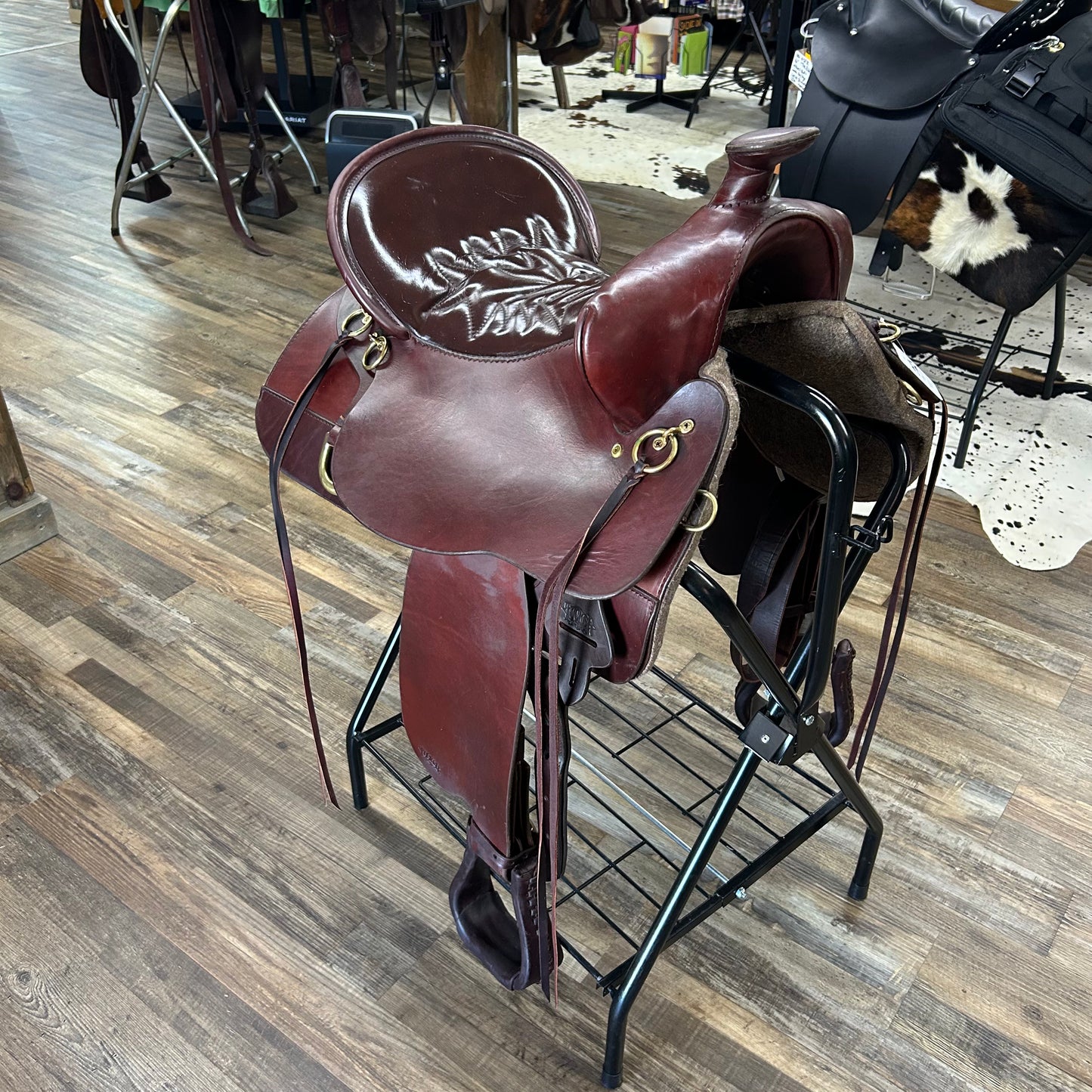 Used Once TUCKER HIGH PLAINS TRAIL SADDLE 17.5” w/ Tucker 3 Point Breast Collar