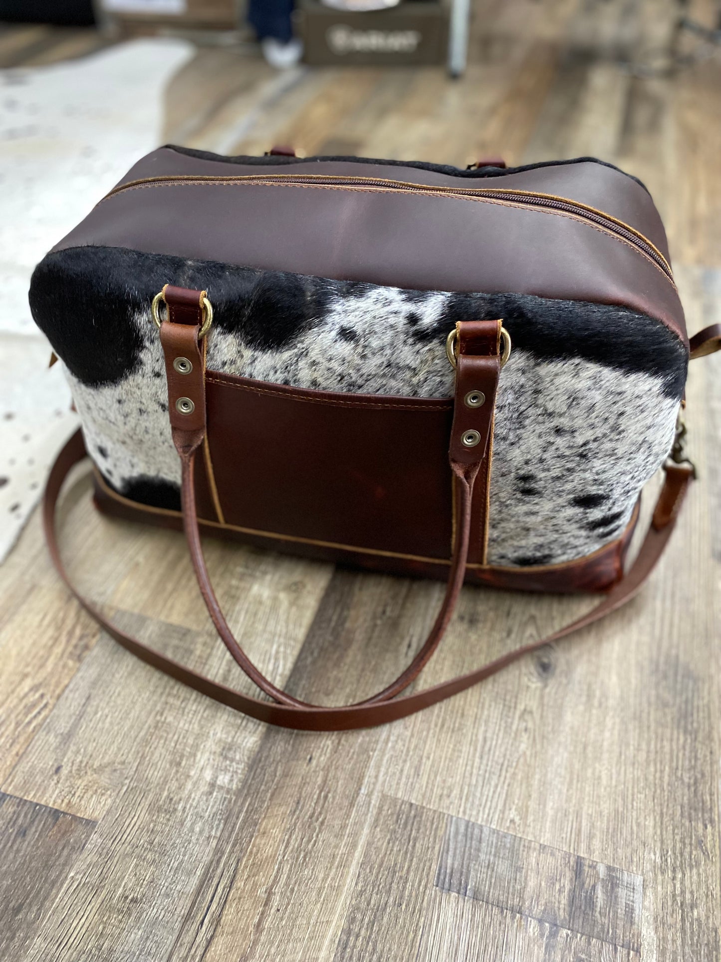 Amish Crafted “New River” Rectangular Shaped All Leather & Cowhide Large Duffle