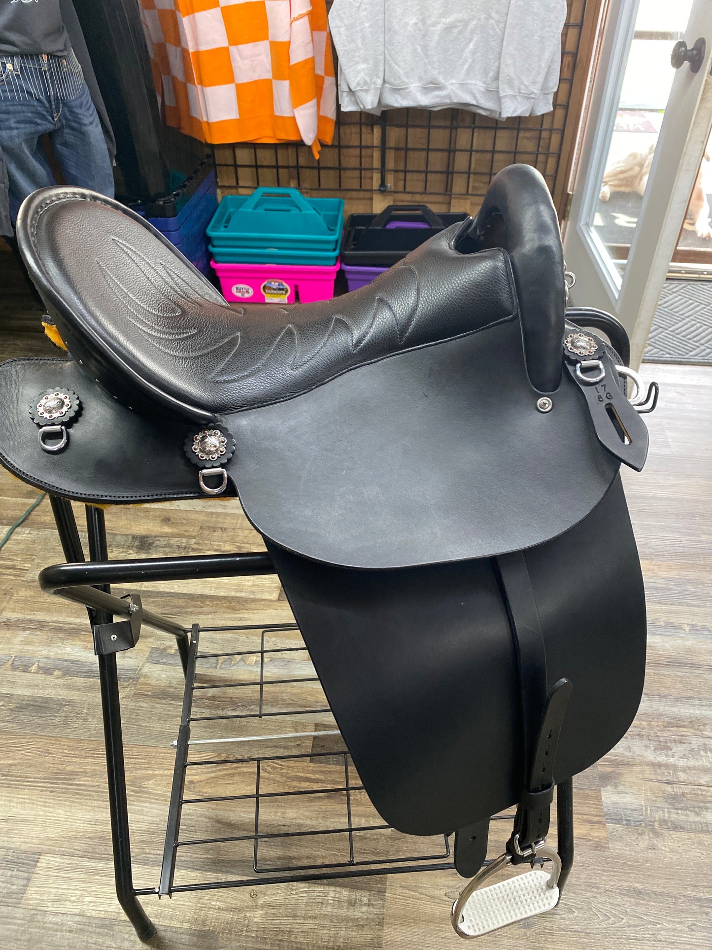 Amish Crafted NEW South Fork Trading Co’s “The Elite” Saddle w/ Cheyenne Roll 17”
