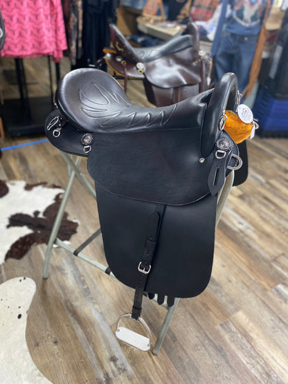 Amish Crafted NEW South Fork Trading Co’s “The Elite” Saddle w/ Cheyenne Roll 17”