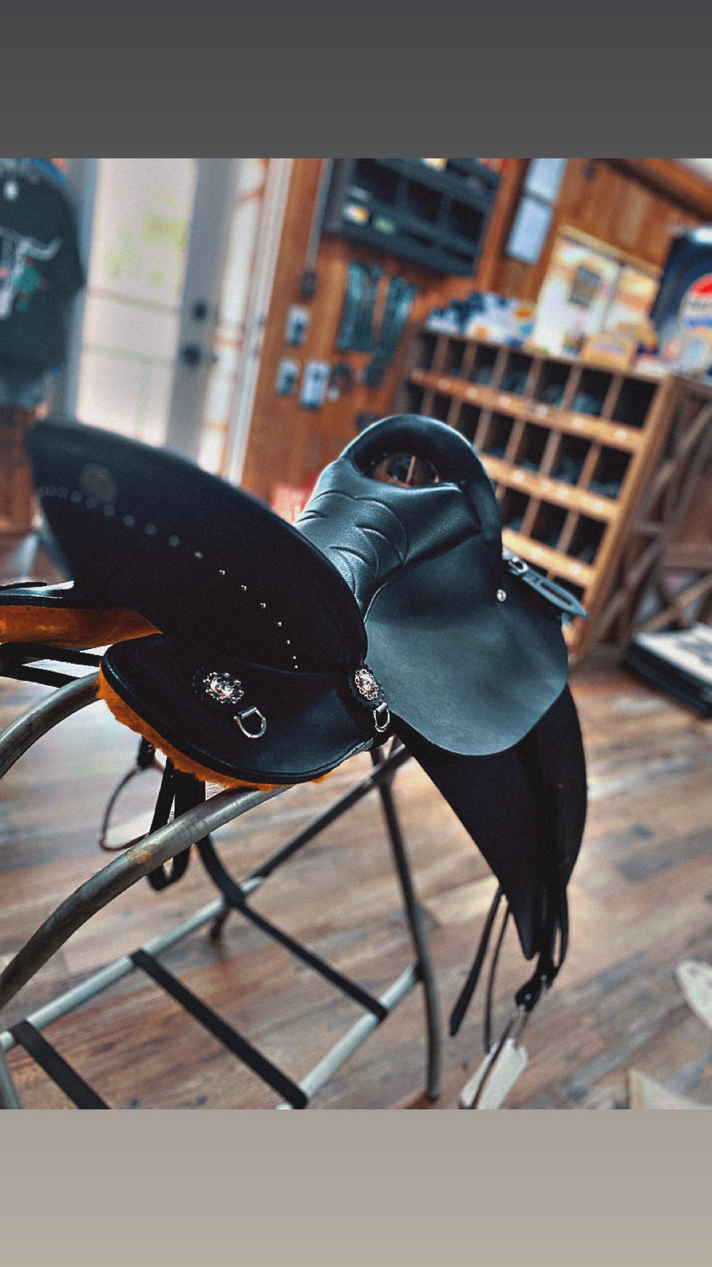 Amish Crafted NEW South Fork Trading Co’s “The Elite” Saddle w/ Cheyenne Roll 17”