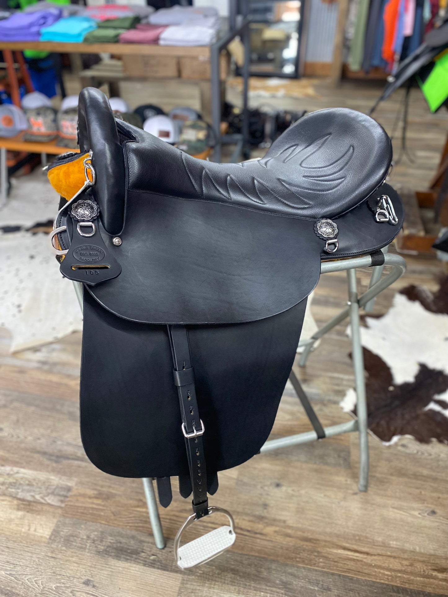 Amish Crafted NEW South Fork Trading Co’s “The Elite” Saddle w/ Cheyenne Roll 17”