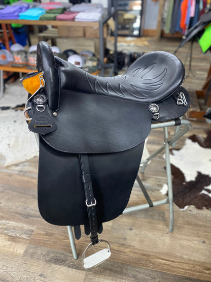 Amish Crafted NEW South Fork Trading Co’s “The Elite” Saddle w/ Cheyenne Roll 17”