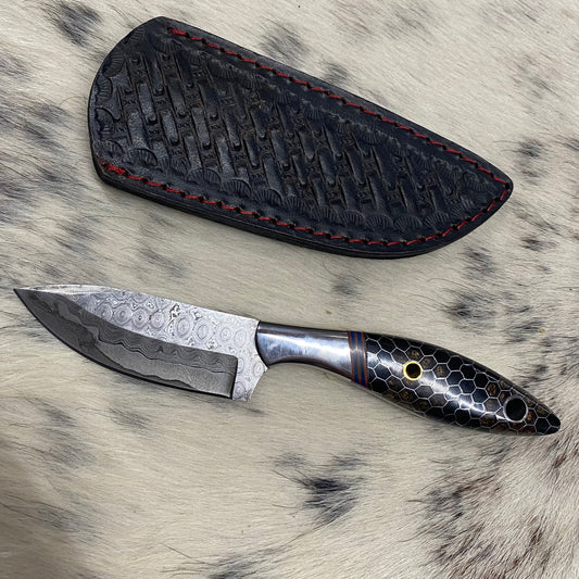 Handmade Damascus Steel Knife with Synthetic Snake Skin & Stainless Steel Mesh and Realistic Rosin Handle, Complete with Premium Crafted Leather Sheath