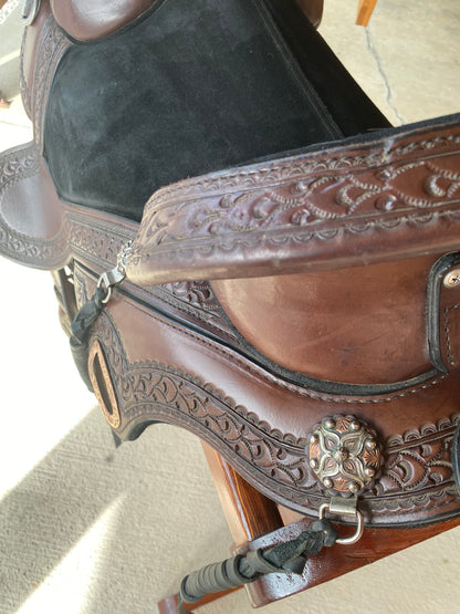 Lightly Used 17” Circle Y TREE LESS Trail Saddle