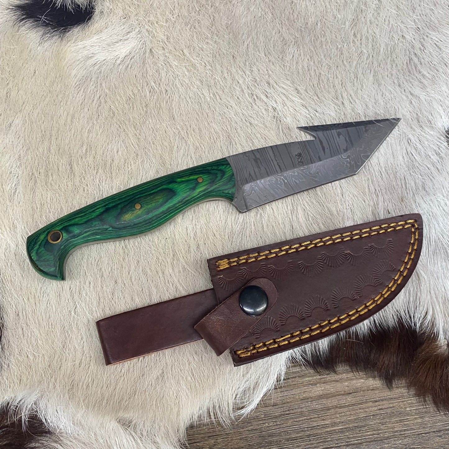 Hand Crafted Wild Green Damascus Knife With Leather Sheath 