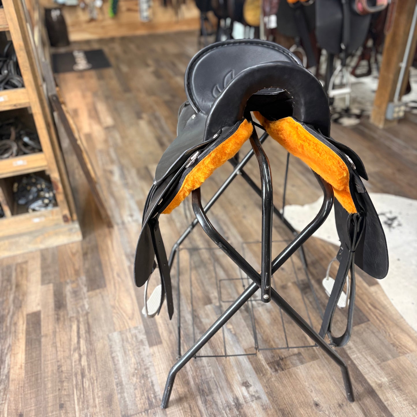 Amish Crafted NEW South Fork Trading Co’s “The Elite” Saddle w/ Pencil Roll 17”