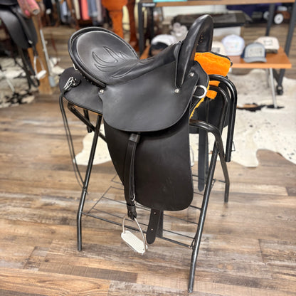Amish Crafted NEW South Fork Trading Co’s “The Elite” Saddle w/ Pencil Roll 17”