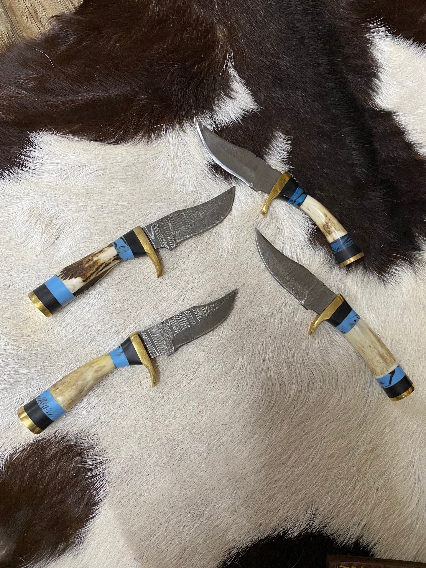 The Mountain Splitter Hand Crafted Buck Horn & Faux Turquoise Handle Damascus Knife With Brown Leather Snap Sheath