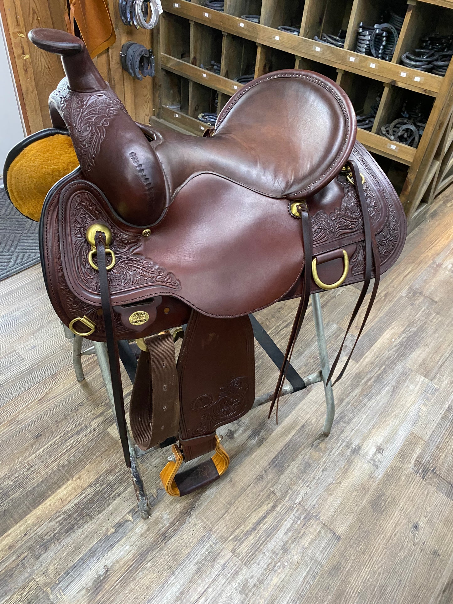 Lightly Used Circle Y's Flex2® Western Trail Saddle 16”