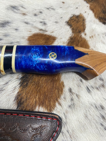 Premium Handmade Damascus Steel Blade In Royal Blue Epoxy & Olive Wood In Decorative Japanese Style w/ Authentic Leather Sheath