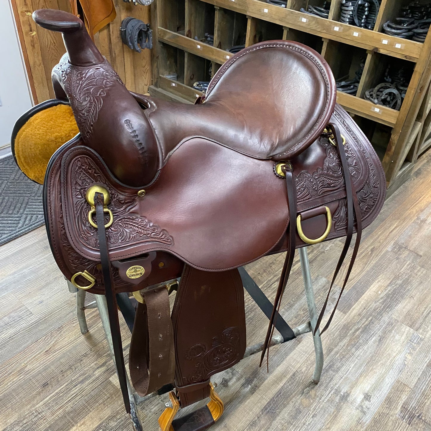Lightly Used Circle Y's Flex2® Western Trail Saddle 16”