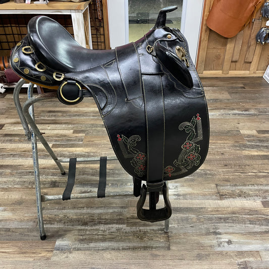 USED 17” Australian Outrider Stock Saddle With Horn Black w/ Floral Details